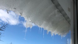 Огромная льдина над балконом у инвалида в Южно-Сахалинске угрожает прохожим