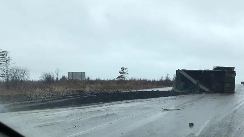 В Углегорске от столкновения с легковушкой перевернулся прицеп КамАЗа с углем