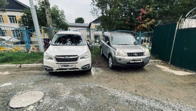 Сахалинцы объявили бойкот автохамам, паркующим свои машины на газонах