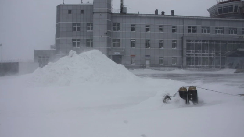 Взлетно-посадочную полосу аэропорта Южно-Сахалинска очищали новые «Шмидты»