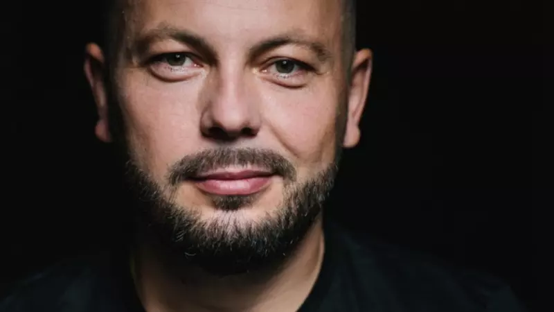 «Миша психанул». Певец Сумишевский показал удивительное преображение клавишника группы