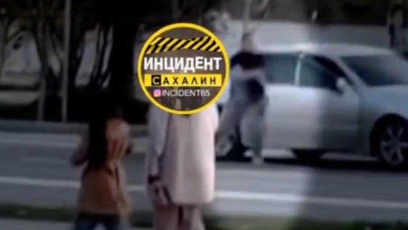 Компании мужчин на двух машинах жестоко подрались в центре Южно-Сахалинска