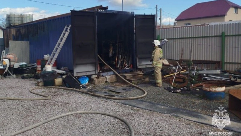 Металлический контейнер вспыхнул во дворе дома в Долинске