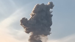 Вулкан Эбеко на Курилах выбросил пепел на высоту 2,5 км утром 28 августа