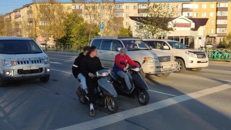 15 наглых подростков на мопедах поймали с наступлением лета на Сахалине