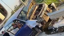 Автомобиль вылетел на тротуар в Долинске