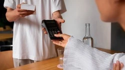 Жители Сахалина стали лидерами по размеру чаевых в России