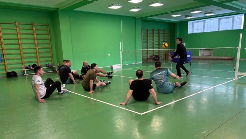 «Сила — в единстве»: сахалинской команде ветеранов СВО по волейболу сидя вручили новую форму