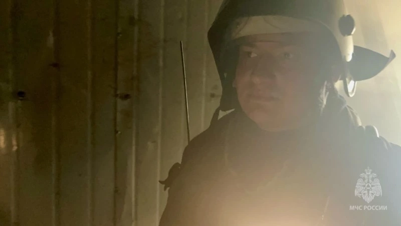 Пожарные потушили расселенный дом в Поронайске