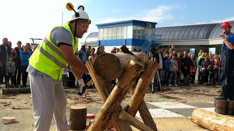 Первые соревнования лесорубов устроили на Сахалине