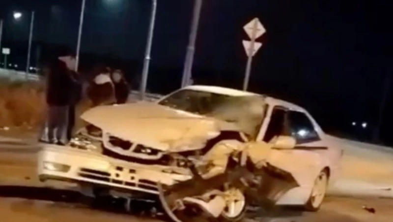 Белый внедорожник и серый седан столкнулись на перекрестке в Южно-Сахалинске