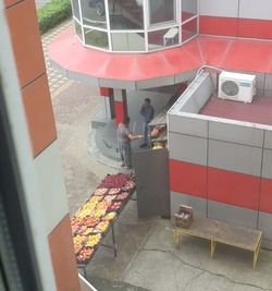 Продавец фруктов заблокировал проезд скорой помощи во дворе Южно-Сахалинска