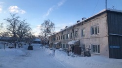 Горы снега экстренно вывезли из двора в Южно-Сахалинске по поручению мэра