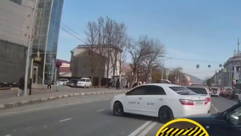 Таксист в Южно-Сахалинске развернулся через двойную сплошную, чем вызвал пробку на дороге