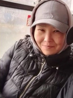 В Южно-Сахалинске ищут 37-летнюю женщину с каре в черной удлиненной куртке