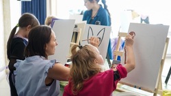 Для матерей и вдов участников СВО провели творческий мастер-класс в Корсакове