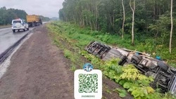 Тягач слетел с трассы и перевернулся в Анивском районе, пострадал водитель