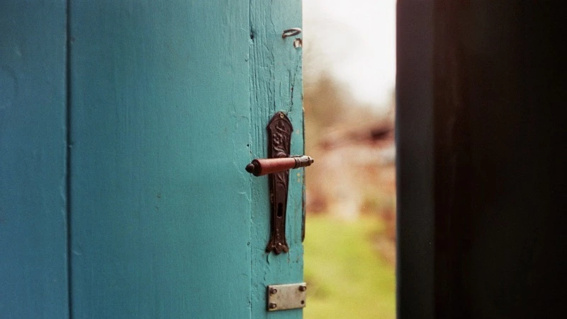 Циклон стал причиной вырванной из подъезда двери на Курилах