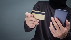 Житель Долинского района ответит в суде за серию краж банковских карт