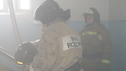 Пять пожарных тушили колесо грузовика на юге Сахалина    