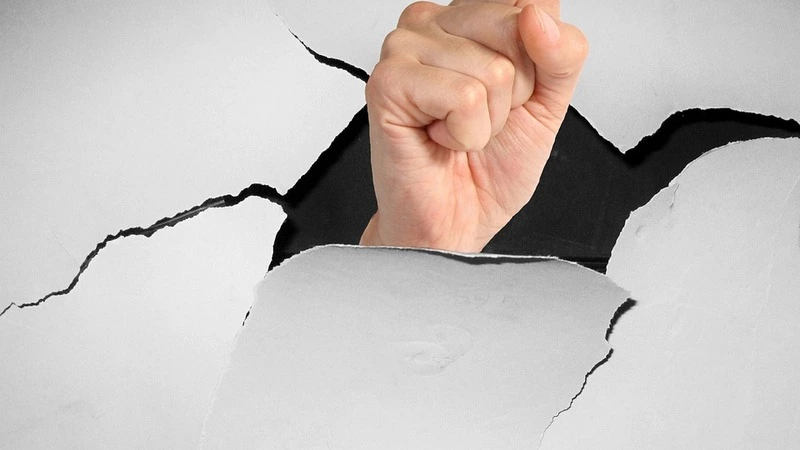 На Сахалине пьяная женщина побила полицейского скалкой