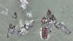 В начале мая стартует уборка затонувших кораблей из акватории Корсакова 