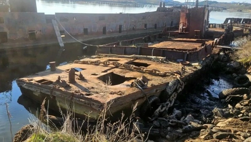 Затонувшие суда начали убирать из акватории Томаринского района
