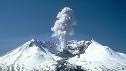 МЧС зафиксировало извержение вулкана Эбеко на высоту до 3 км на Курилах 28 января