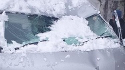Огромная глыба льда рухнула на микроавтобус на Сахалине. «Машина — в хлам»