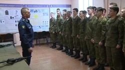 Солдат и офицеров запаса готовят в военном учебном центре СахГУ. В одном строю 26.03.24