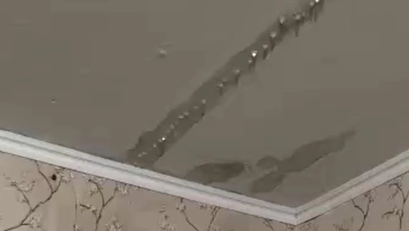 Одну из квартир в Томари затопило после сильного дождя в минувшие выходные