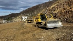 На Холмском перевале срезали больше миллиона кубометров грунта для будущей зоны дорожного сервиса