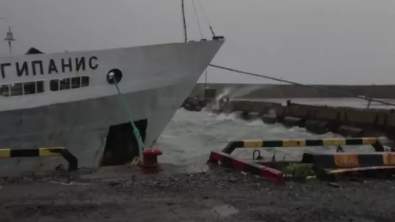 Пассажиры теплохода до Камчатки застряли на Курилах