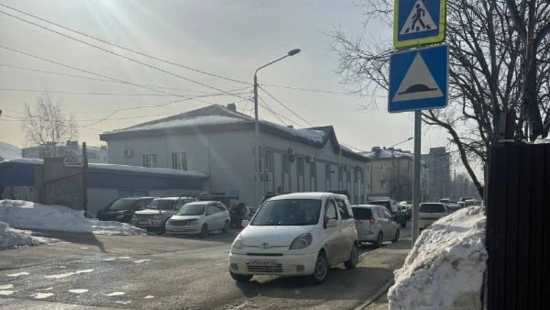 Наглец припарковался на тротуаре прямо возле ГАИ в Южно-Сахалинске