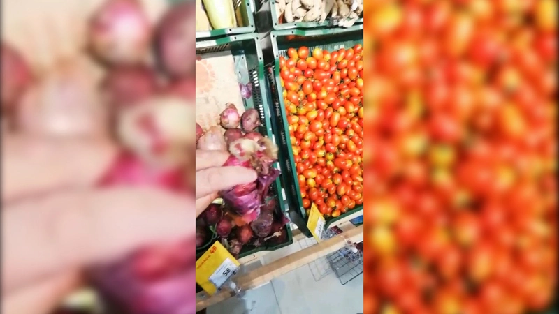 Мужчину возмутил гнилой лук в одном из дискаунтеров Южно-Сахалинска