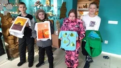 Юные художники Сахалина превратили свои футболки в картины