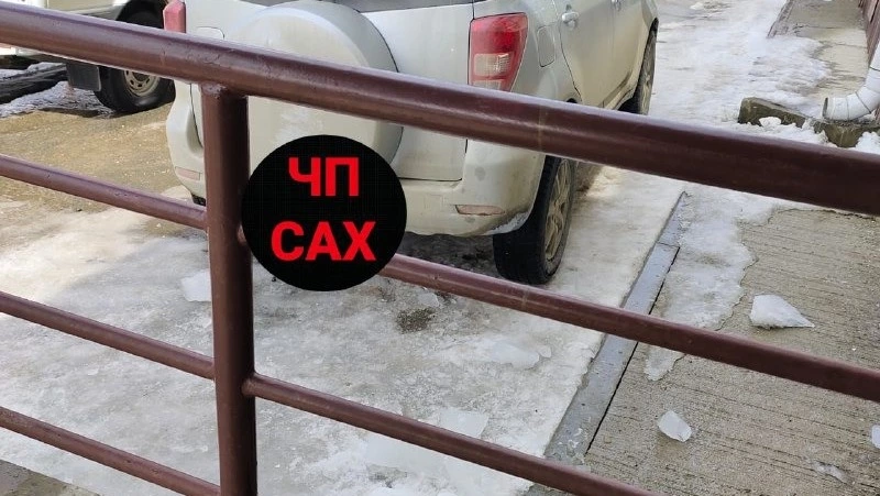 Женщина пострадала после падения наледи с крыши дома в Корсакове 