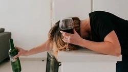 Жительница Холмска расписала дверь соседа матами за прерванную вечеринку