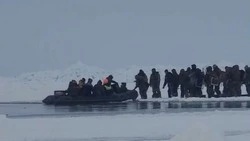 Спасатели эвакуируют рыбаков с оторвавшейся льдины на Сахалине
