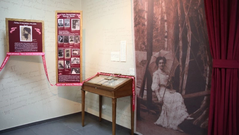 Выставку о женщинах в жизни Антона Чехова открыли в Южно-Сахалинске
