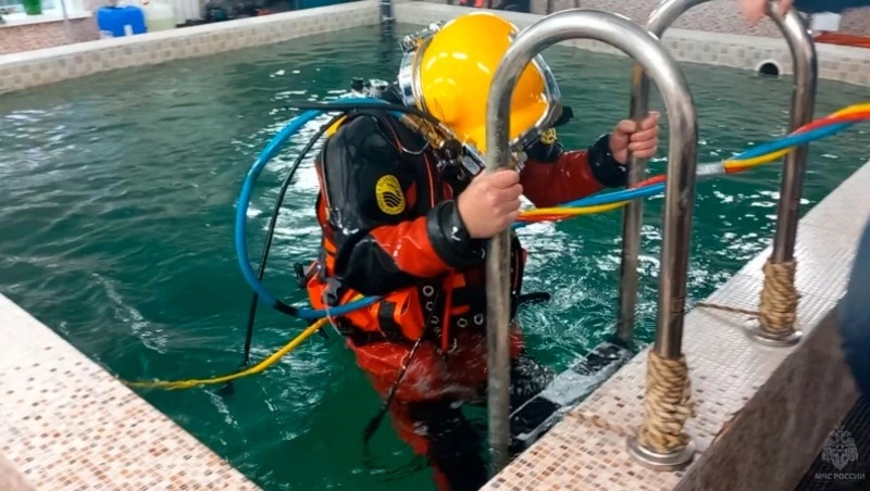 Занятия по водолазной подготовке провели для спасателей Сахалина