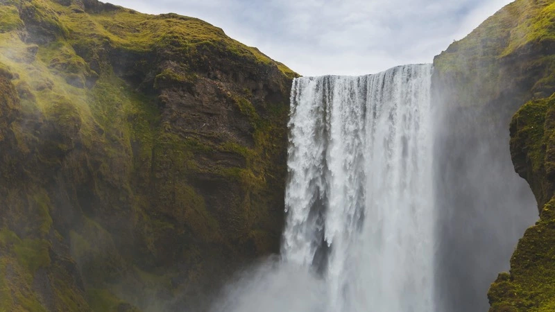 Сахалинец снял с дрона красивый водопад на Курилах
