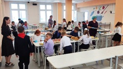 Детям в новой школе Курильска предложили на обед ленинградский рассольник 