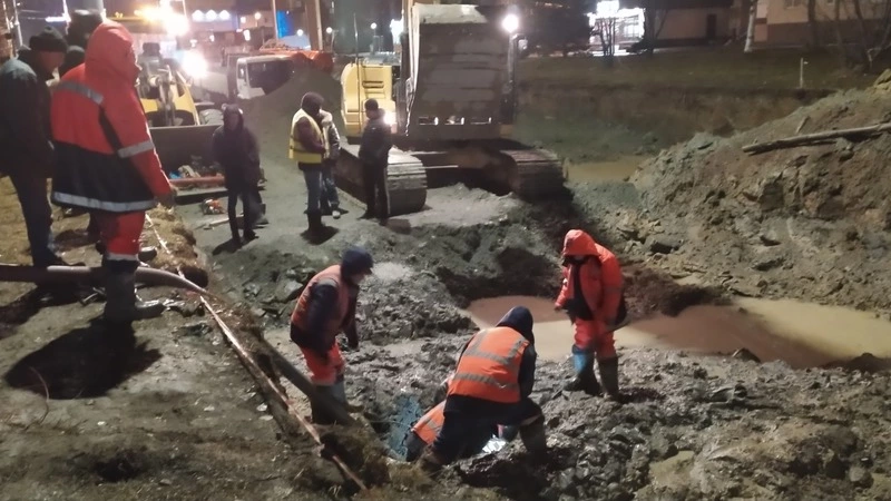 Коммунальщики топором рубили мерзлую землю, чтобы вернуть воду жителям Южно-Сахалинска