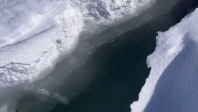 Сахалинский рыбак вышел на треснувший лед ради зубаря 