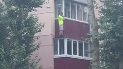 Мужчина чуть не спрыгнул с балкона в Южно-Сахалинске: ВИДЕО