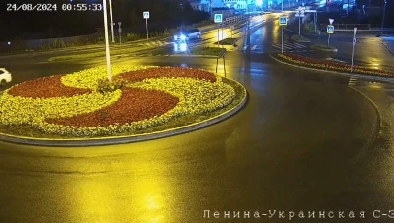 В Южно-Сахалинске водитель снес знак на островке безопасности и продолжил движение