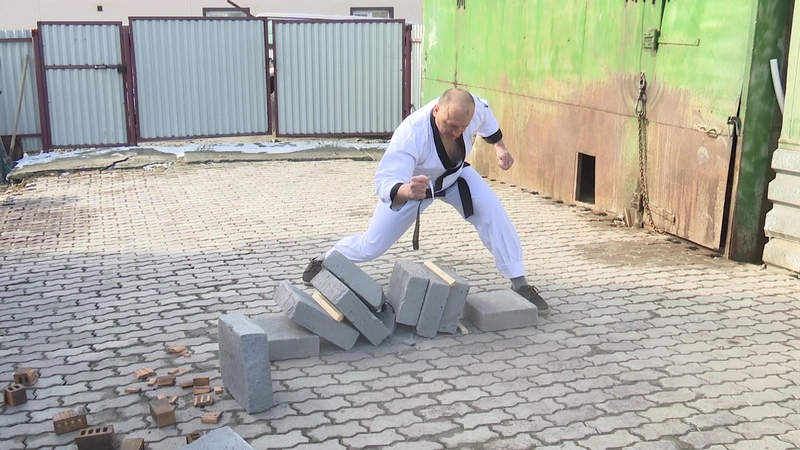 Южносахалинец сломал три десятисантиметровых бетонных блока одним ударом