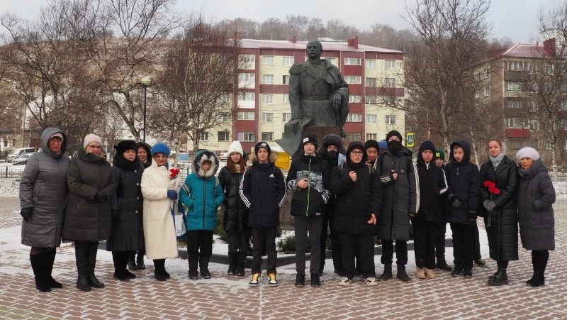 Жители Корсакова почтили память адмирала Невельского возложением цветов