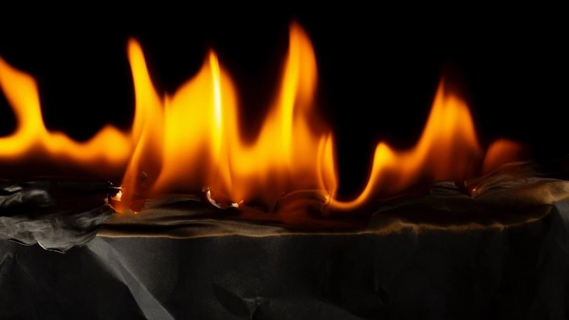 Четверо пожарных тушили неожиданно вспыхнувший мусорный бак в Южно-Сахалинске